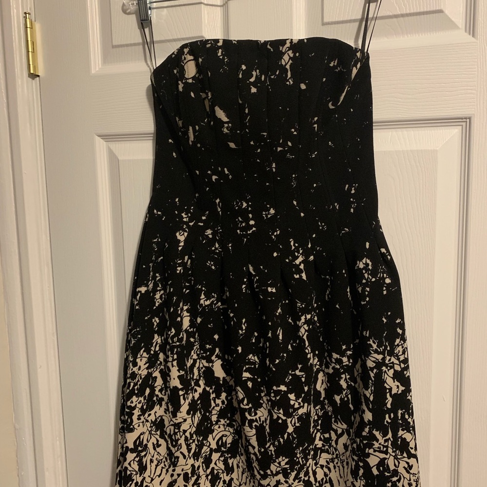 Strapless, structures dress